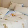 Bordado de toalla de dibujos animados de grado A, con un juego de cuatro piezas cepillado de algodón de fibra larga de Xinjiang 100s, perfecto para otoño e invierno, con un diseño amigable con la piel y cómodo, adecuado para ropa de cama infantil