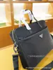 P Bolso Cruzado Triangular con Logo para Hombre Nylon Impermeable Maletín Moda Negocios Exportación Transfronterizo