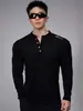 Camiseta Henley de Manga Larga para Hombre en Lyocell con Letras en el Hombro, Corte Ligeramente Ajustado, Top Texturizado para Hombre como Capa Base