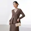 Top de cárdigan tejido, estilo elegante y suave, cuello en V, mangas largas, diseño que ciñe la cintura, bajo con volantes, estiloso y chic, camiseta inspirada en Miyake