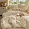 Conjunto Invernal Cálido Francés Juvenil de Leche Polar con Encaje de Cuatro Piezas para Dormitorio Sábana de Coral Polar Funda de Edredón Polar de Tres Piezas
