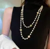 Colar Longo de Pérola Elegante de Alto Padrão para Outono e Inverno, Corrente de Lã, Moda Versátil, Design Exclusivo, Flor de Lis de Quatro Folhas Rosa para Mulheres