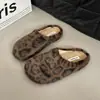 Nuevos estilos de otoño e invierno: Pantuflas de algodón para interior y exterior, diseño de media pantufla 2026, estilo slip-on, forradas de felpa, mullidas y de suela gruesa para mujer