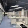 Producción de Bancos Experimentales Personalizados Completamente de Acero, Encimeras de Tablero Físico y Químico Sólido, Gabinetes Blancos, Bisagras y Manija de Acero Inoxidable