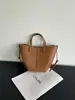 Bolsa de ombro de couro genuíno de grande capacidade para mulheres, nova bolsa tote casual 2026 com padrão de lichia texturizado, bolsa de antebraço fashion