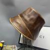 Sombrero de pescador de nicho retro de cuero PU envejecido para mujer, moda casual para otoño e invierno, combina con todo, frente largo, atrás corto, sombrero de cubeta, a prueba de sol