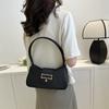 Bolsa de ombro simples e fashion feminina bolsa quadrada pequena estilo western nova de verão 2023 bolsa de ombro com corrente para o dia a dia moda