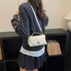 Nova bolsa de ombro versátil de moda coreana e japonesa para mulheres, adequada para o trabalho e para o dia a dia, com um toque de nicho de alta qualidade, bolsa de mão quadrada pequena com grande capacidade