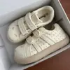 Tênis versáteis de alta moda estilo coreano com bolinhas e velcro para mulheres, novos mocassins de tendência estilo preguiçoso de nicho para a primavera-verão de 2026
