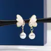 Pendientes de botón de mariposa azul Dream con degradado de grava de mariposa colgante de perla de imitación diseño de nicho súper de hada joyería para orejas de temperamento de alta calidad