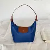 Bolso nuevo con forma de dumpling: ligero, versátil y elegante para ir al trabajo. Un bolso moderno y minimalista, perfecto como bolso de hombro o para llevar bajo el brazo. Tamaño pequeño