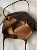 A nova bolsa tote tecida da moda de Shuai Mi é uma bolsa de ombro simples e exclusiva com grande capacidade e pode ser usada como bolsa de ombro.