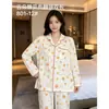 Pijama longo de manga comprida com blocos de cor e borda em concha para mulheres, primavera e outono, com gola de lapela, design de abertura frontal, tecido de algodão com estampa de nuvens e conjunto de duas peças