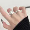 Anillo Ancho de Dedo Índice con Letra Plateada Vintage Desgastado para Mujer, Diseño de Nicho de Lujo Ligero con Sensación de Alta Gama, Nuevo Estilo de Moda 2026