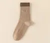 Calcetines de otoño e invierno para mujer color Maillard calcetines de caña media ins versátiles simples calcetines de felpa estilo universitario calcetines marrones