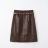 Falda de cuero PU de estilo vintage, de cintura alta, adelgazante, en color café, diseñada para mujeres, con un look chic y versátil, y una silueta ajustada.. A14070