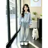 Conjunto Dulce Estilo Universitario 2026 para Niñas, Moda Otoño y Primavera Conjunto de Dos Piezas con Top de Cuello Polo y Jeans con Lazo