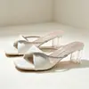 Novas Chinelas de Verão com Strass 2026 para Uso Externo, Salto Transparente Fashion Versátil para Mulheres, Cristal Desconfortável
