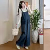 Novedad Otoño 2026 Moda Tendencia Overol de Mezclilla Reductor de Edad para Mamás y Mujeres Embarazadas + Cárdigan Suave de Punto Set de Maternidad