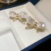 Pendientes de Flor de Zirconia y Perla con Aguja de Plata Electrochapada en Oro Real Pendientes de Nicho de Alta Gama Temperamento Elegante Pendientes Versátiles para Mujeres