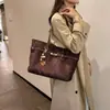 Bolsa de ombro retrô de grande capacidade para mulheres, nova coleção de outono de 2026, bolsa tote simples e estilosa para o dia a dia, bolsa de ombro de alta qualidade