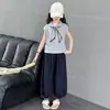 Conjunto casual de dos piezas para niñas de verano con decoración de pañuelo de seda, nuevo modelo 2026, conjunto casual infantil de manga corta y pantalón ancho