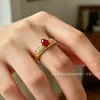 Anel Dourado com Zircônia Vermelho Sangue de Pombo, Finamente Trabalhado com Design de Nicho Vintage Francês de Luxo Leve, Anel Feminino