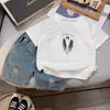 Ropa Infantil Elegante Nueva de Verano 2025 para Niños, Conjunto de Dos Piezas de Manga Corta para Bebé con Estampado de Alas de Moda