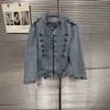 Top de mezclilla lavado con diseño de hebilla acanalada de metal, correa para el hombro, chaqueta corta, nuevo clásico de otoño 2026