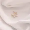Broche de Laço Coração Simples para Mulheres, Corsage de Luxo, Alfinete Anti-Exposição para Gola Feminina, Alfinete de Cardigã, Acessório de Roupa