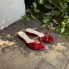 Hermosas Chanclas Rojas de Punta Abierta, Nuevo Estilo Verano 2026, Versátiles para Usar al Aire Libre, Sandalias Pequeñas de Charol Estilo Francés con un Toque de Lujo