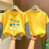 Camiseta de manga longa com retalhos listrados para meninos, camiseta básica para crianças primavera e outono 2026, top casual de algodão puro para meninos no outono