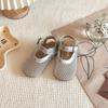 Sapatos de Verão 2025 Novo Estilo Coreano para Meninas Velcro Respirável Camada Única Sapatos Infantis Versáteis Estilo Ocidental Sandálias de Bico de Sola Macia