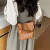 Bolsa de palha tecida estilo retrô coreano, bolsa de ombro feminina, bolsa transversal, grande capacidade, versátil, estilosa e adequada para o trabalho, bolsa de compras