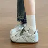 Tênis de alta qualidade com sola grossa para mulheres, nova coleção outono 2026, sapatos brancos de sola macia, tênis versáteis para treinamento alemão de estudantes