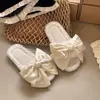 Zapatillas de casa cálidas de suela plana engrosada para otoño e invierno con lazo y perlas, zapatillas de algodón esponjosas estilo Chanel pequeño