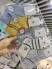 Calcetines de algodón para niños Otoño e Invierno, calcetines de moda de media pantorrilla, calcetines frescos, lindos, de moda universitaria, en stock, venta al por mayor de fábrica