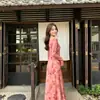 Vestido para mujer con estampado floral en tinta rosada, con mangas largas acampanadas, falda larga recta fluida, estilo chino suave, favorecedor y de inspiración Zen.