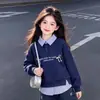 Moda Coreana Moda para Niñas Diseño de Principios de Otoño Sentido de la Personalidad Sudadera con Capucha de Retazos Rayados Solapa Conjunto Versátil de Pantalones Vaqueros Estilo Coreano