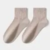 Calcetines cortos sueltos clásicos de otoño e invierno para hombre, calcetines de alto contenido de algodón, calcetines de color liso para hombre hasta la mitad de la pantorrilla, Industria de Calcetines de Zhuji