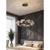 NEIWAI, un lujoso candelabro de cristal con intrincados diseños florales, perfecto para salas de estar, villas y salones principales, con un sofisticado diseño de anillo redondo y un marco metálico