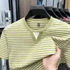 Camisa Polo Moda Tendência para Homens 2026 Verão Novo Estilo Camiseta Casual de Manga Curta com Gola Redonda e Listras para Homens