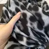 Bufanda de Leopardo para Mujer de Alta Gama Invierno Retro 2024 Nueva Versátil Cachemira Cálida Borla Europea y Americana Engrosada Chal