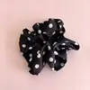 Scrunchie Retro de Bolinhas Estilo Francês Elástico Grande para Coque Flor de Pérola Elegante Elástico para Rabo de Cavalo