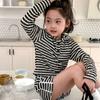 Traje INS para Niños 2024 Primavera Conjunto de Dos Piezas Camiseta a Rayas con Capucha y Shorts para Niña Talla Pequeña y Mediana Tesoro para Niña Traje Estilo Coreano