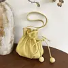 Bolso tipo cubo suave con cordón de estilo sencillo para mujer, nuevo bolso versátil de hombro cruzado para el verano 2026, bolsa de la suerte