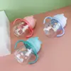Taza nueva para beber para bebés Qitong taza de plástico para niños con pajilla y asa bola de gravedad