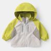 Jaqueta com Capuz Color Block para Meninos Outono 2026 Nova Roupa Infantil Primavera e Outono Top para Crianças Roupa da Moda para Meninos