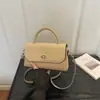 Bolso de mano cuadrado retro de moda para otoño e invierno con solapa de cierre de giro simple, correa de hombro desmontable, y se puede llevar como bolso de hombro o bolso cruzado