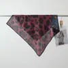 2026 Nuevo Bufanda Cuadrada Pequeña de Algodón Terciopelo Estampada por Ambos Lados para Primavera y Verano Bufanda de Cuello Versátil y Elegante para Mujer que Realza el Cutis